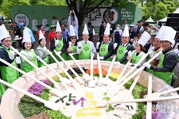 지난해 4월 26일 열린 '양평 용문산 산나물 축제'에서 전진선 양평군수가 내빈들과 함께 산나물비빔밥을 만들고 있다. (사진=양평군)
