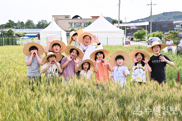 지난해 '양평 밀 축제'에서 전진선 양평군수가 어린이들과 함께 하고 있다. (사진=양평군)