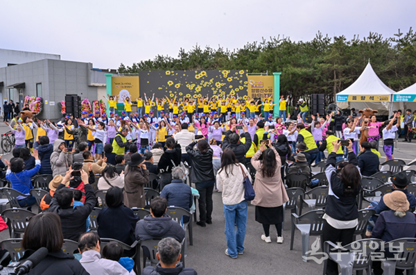 자난 3월 29일 개군면 시가지 일대에서 개최된 '양평산수유한우축제'에서 상춘객들이 축제를 즐기고 있다. (사진=양평군)