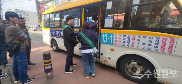 화성도시공사 임직원들이 20일 만세시장 인근 버스정류장에서 어르신, 장애인 등 거동이 불편한 시민들의 안전한 대중교통 승‧하차를 돕고 있다. (사진=HU공사)