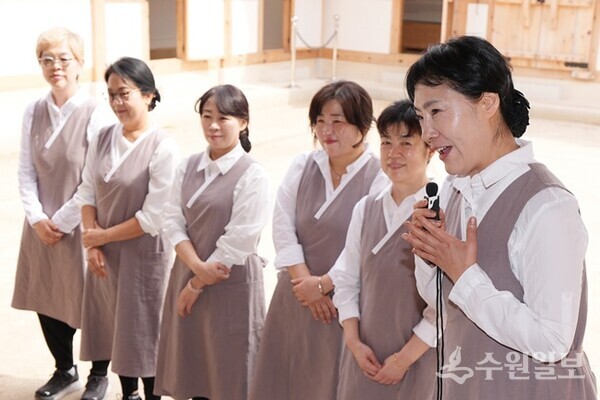 행궁동 주민들로 구성된 수라지기들이 혜경궁 궁중 다과 체험을 위해 직접 만든 메뉴를 설명하고 있다.(사진=수원시)