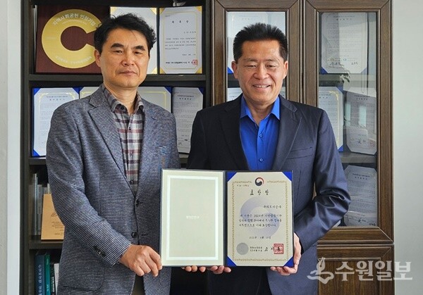 유동혁 구리도시공사 사장(오른쪽)이 ‘청년고용 우수기관’ 행정안전부 장관 표창을 받은 뒤 김영도 공사 본부장과 기념촬영을 하고 있다. (사진=구리도시공사)