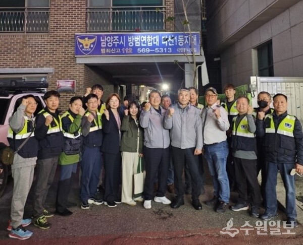 남양주시 다산1동 자율방범대가 경기북부경찰청 주관 ‘2024년 베스트 자율방범대’로 선정된 것을 자축하며 대원들이 기념촬영을 하고 있다. (사진=다산행정복지센터)