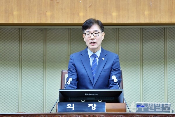 김학기 의왕시의회 의장이 22일 '제310회 임시회 제1차 본회의'에서 개회사를 하고 있다. (사진=의왕시의회)