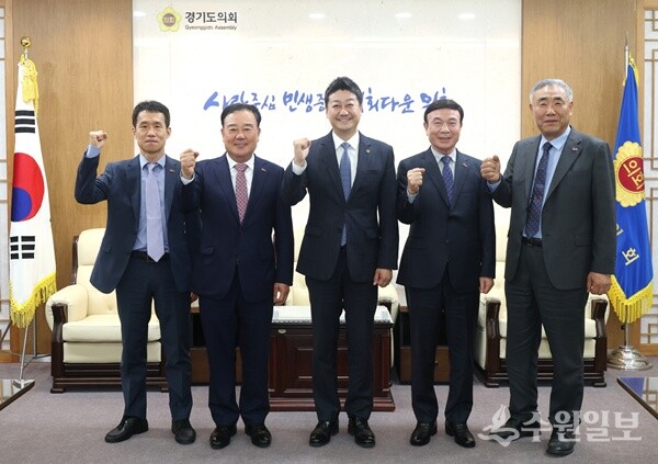 김진경 경기도의회 의장이 경기도 중소기업·소상공인단체장들과 정담회를 가진 뒤 기념촬영을 하고 있다. 왼쪽부터 성기창 중소기업중앙회 경기본부장, 설필수 중소기업중앙회 경기회장, 김진경 의장, 김충복 경기도인쇄정보조합 이사장, 장호석 부천금형조합 이사장. (사진=경기도의회)