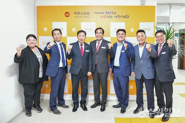 경규명 여주시의회 의원(오른쪽 첫번째)등이 여흥동 바르게살기위원회 위원장으로 활동 중인 남기철 위원장을 첫번째 1일 명예의장으로 위촉한 뒤 기념촬영을 하고 있다. (사진=여주시의회)