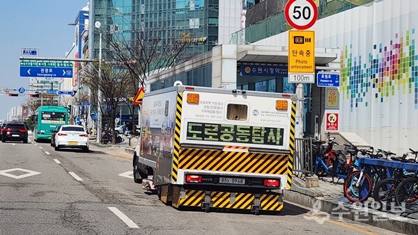 수원시가 GPR을 이용해 지반을 탐사하고 있다. (사진=수원시)