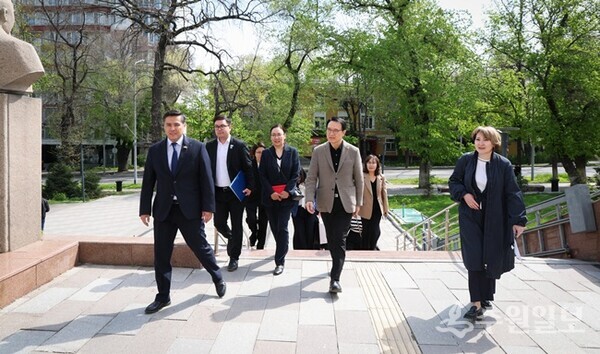 임태희 경기도교육감이 카자흐스탄 국립 아바이사범대학교를 방문하고 있다.(사진=경기도교육청)