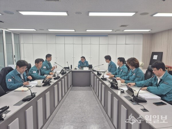 김능식 안양시 부시장(정면)이 ‘풍수해 대비 4대 중점분야 점검회의’를 주재하고 있다. (사진=안양시)