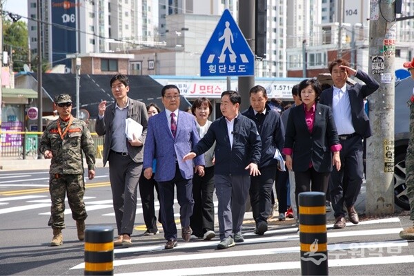 주광덕 남양주시장(가운데)이 주민들과 퇴계원 도로 확장공사 현장을 점검하고 있다. (사진=남양주시)