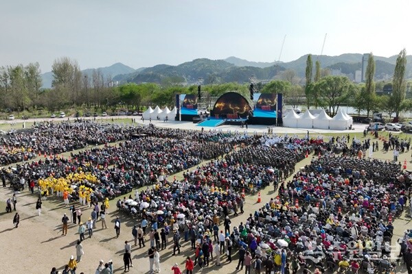 제15회 경기도장애인체육대회’ 개회식이 가평군 자라섬 중도 특설무대에서 성대하게 펼쳐지고 있다.  (사진=가평군)