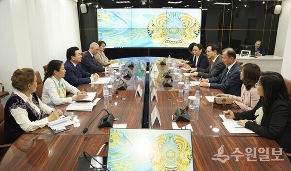 임태희 경기도교육감이 카자흐스탄 교육부 장관과 교육현안에 대해 눈의하고 있다.(사진=경기도교육청)