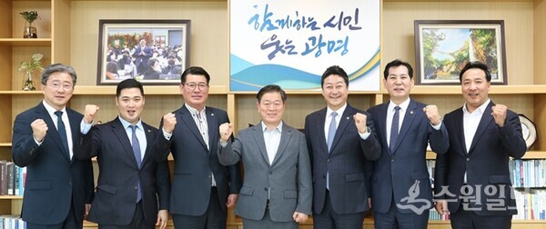 김진경 경기도의회 의장(오른쪽 세번째)이 ‘광명시 지역현안 정책 정담회’를 가진 뒤 박승원 광명시장(가운데), 의정정책추진단과 기념촬영을 하고 있다. (사진=경기도의회)