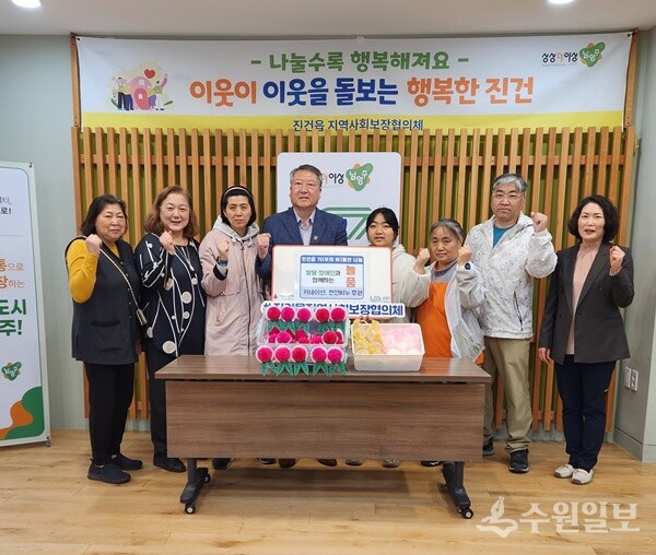 문흥기 남양주시 진건퇴계원행정복지센터장(왼쪽네번째)이 늘품 소속 발달장애인들이 직접 제작한 카네이션과 천연비누를 지역 어르신 40가구에 전달한뒤 기념촬영을 하고 있다. (사진=진건퇴계원행정복지센터)