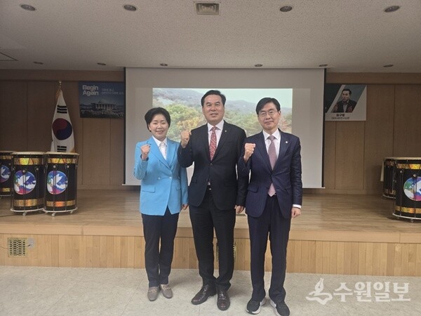 '구리경제콘서트'가 끝난 뒤 양향자 전 의원, 김구영 미래경제연구소장, 조경태 의원(왼쪽부터)이 함께 기념촬영을 하고 있다. (사진=김구영 미래경제연구소)