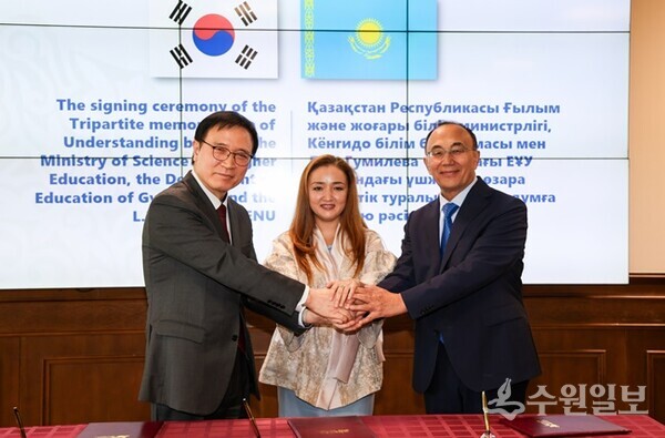 임태희교육감이 카자흐스탄 아스타니 제31번 김나지움(학교)을 방문 협약을 체결하고 있다.(사진=경기도교육청)