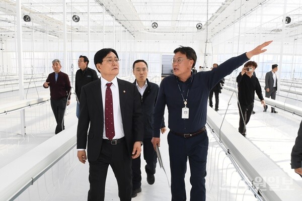 박용철 강화군수(왼쪽)가 하점면 망월리 '강화 로컬 팜 빌리지' 조성 공사현장을 방문, 공사상황을 점검하고 있다. (사진=강화군)