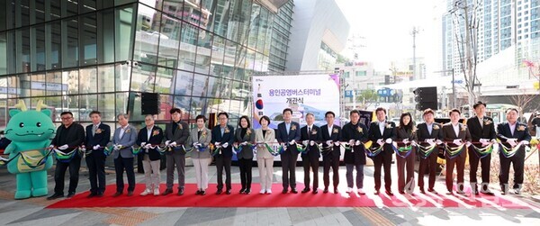 28일 ‘용인공영버스터미널’ 개관식에서 이상일 용인시장(가운데)을 비롯한 지역 내빈들이 기념테이프를 자르고 있다. (사진=용인시)