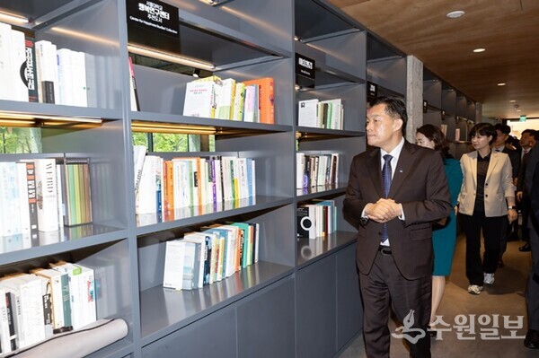 이재준 수원시장이 수원 지관서가의 서가를 둘러보고 있다.(사진=수원시)