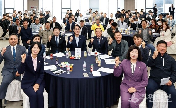 29일 화성종합경기타운 라운지홀에서 열린 '제7회 경기도체육대회 2025 가평 화성특례시 선수단 결단식'에서 주요 내빈들이 기념촬영하고 있다. (사진=화성시)
