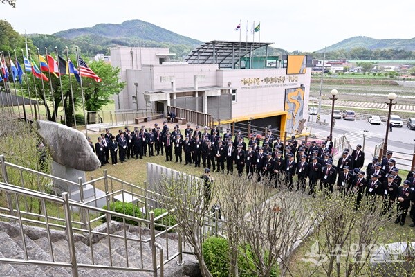 지난해 4월 23일 대한민국 무공수훈자회 회원들이 지평전투기념관을 방문하고 있다. (사진=양평군)