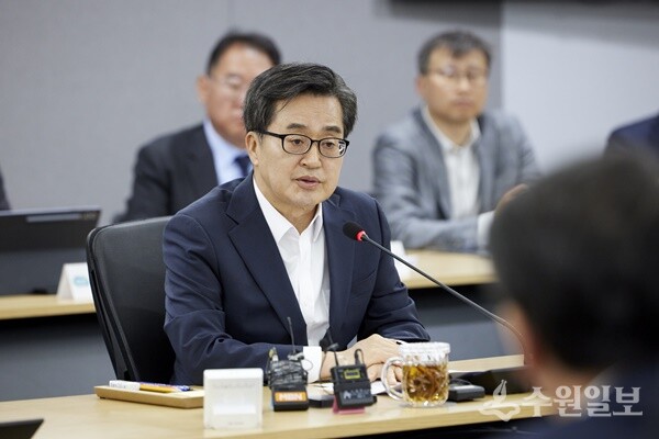 29일 오후 경기도청 서희홀에서 열린 도정점검회의에서 김동연 경기도지사가 인사말을 하고 있다. (사진=경기도)