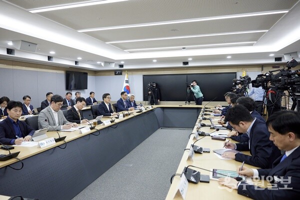 김동연 경기도지사가 29일 오후 경기도청 서희홀에서 열린 도정점검회의를 주재하고 있다. (사진=경기도)
