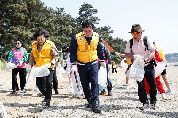 29일 화성시 궁평관광지에서 열린 서해안 황금해안길 조성사업 기공식에서 정명근 화성특례시장(중앙), 산악인 엄홍길 대장(오른쪽 첫번째) 등이 해변 플로깅 활동을 하고 있다. (사진=화성시)