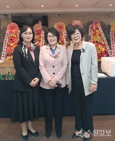 ‘한국사립유치원어린이집총연합회’ 출범식에서 남혜경 전 남양주시의원, 손인춘 전 국회의원, 김주희 한사총 상임이사(왼쪽부터)가 기념촬영을 하고 있다. (사진=한국사립유치원어린이집총연합회)