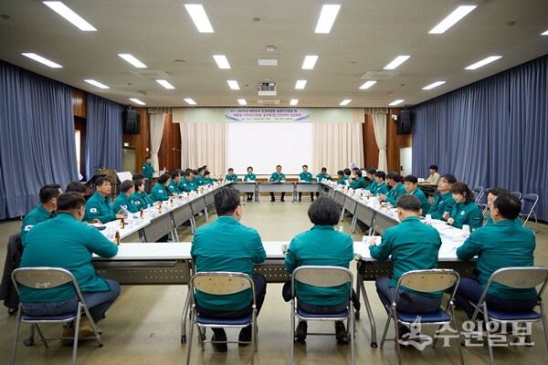 이충우 여주시장(정면)이 여름철 재난 대비를 위해 안전 점검 회의를 주재하고 있다. (사진=여주시)