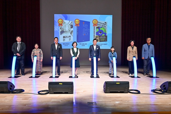 전진선 양평군수(오른쪽 네번째)가  도서관 독서 관계자 등과 함께 ‘2025 올해의 책’ 선포식을 개최하고 있다. (사진=양평군)