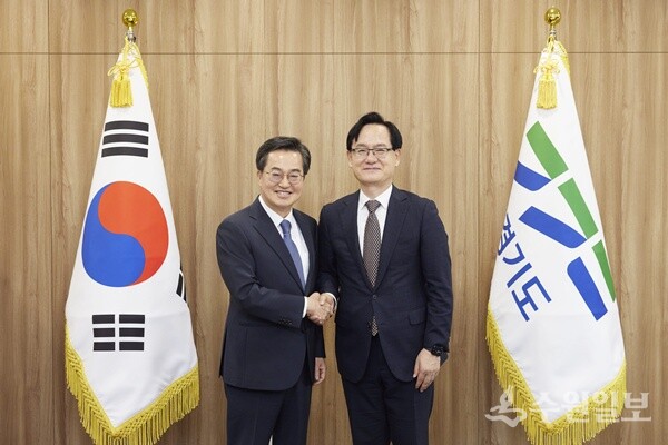 1일 김동연 경기도지사(왼쪽)가 강성천 경기연구원장에게 임명장을 수여한 후 기념촬영을 하고 있다. (사진=경기도)
