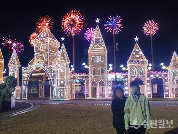 한 가족이 모나 용평에서 야경을 즐기고 있다. (사진=자원봉사애원)