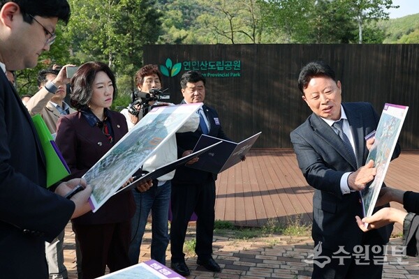서태원 가평군수(오른쪽)가 가평읍 승안리 연수원 후보지를 방문한 부지선정 위원들에게 프레젠테이션 발표를 하고 있다. (사진=가평군)