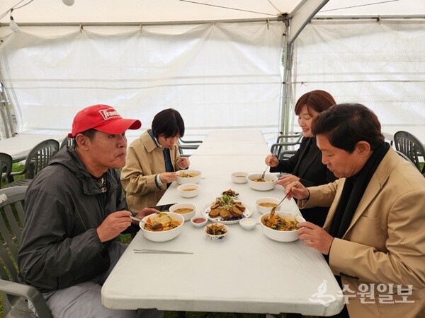 이순열 여주세종문화관광재단 이사장(오른쪽)이 '바가지요금없는 축제' 실현을 위해 시민들과 현장에서 식사를 함께 하고 있다. (사진=여주세종문화관광재단)