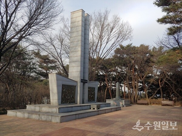 팔달산 정상 부근에 나란히 서 있는 ‘3·1독립운동기념탑’과 ‘대한민국독립기념비’. (사진=수원시)
