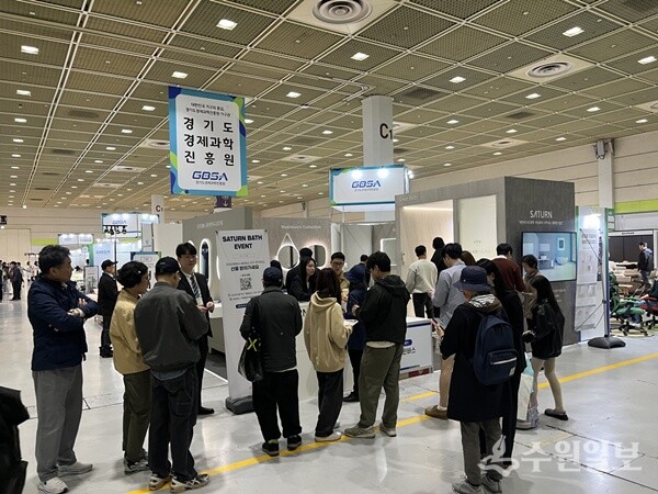 ‘SOFURN 2025’ 경기도 단체관 전경. 도내 가구기업들이 국내·외 바이어를 대상으로 제품 설명을 진행하고 있다. (사진=경과원)