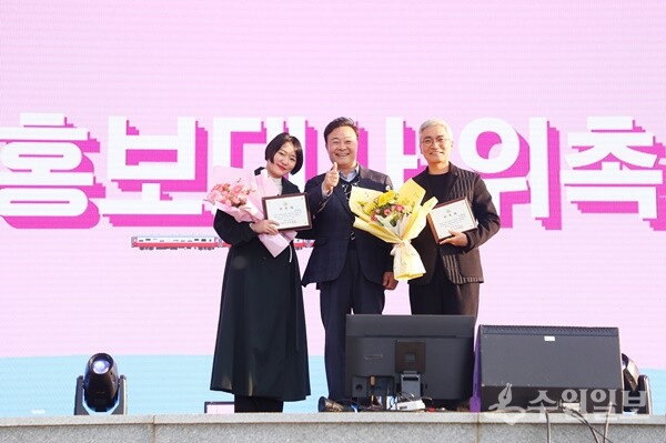 김성제 의왕시장(가운데)이 조재윤 배우(오른쪽)와 김현숙 배우에게 의왕시 홍보대사 위촉패를 전달한 뒤 기념촬영을 하고 있다. (사진=의왕시)