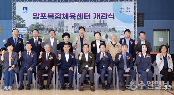 이재준 시장(가운데)과 이재식 수원시의회 의장, 염태영 의원 등 참석자들이 함께하고 있다. (사진=수원시)
