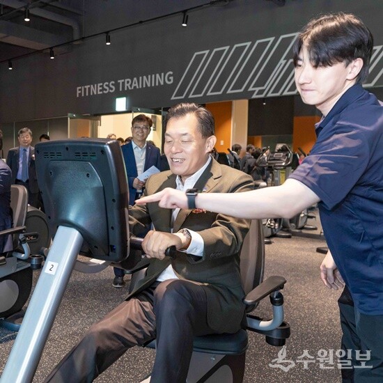 이재준 시장이 운동 기구를 사용해 보고 있다. (사진=수원시)