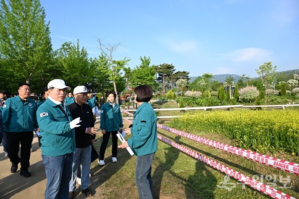 백경현 시장(정면)을 비롯, 김진희 재정경제국장 등 40여명의 관계자들이 구리한강시민공원을 찾아 축제 준비 상황을 점검하고 있다. (사진=구리시)