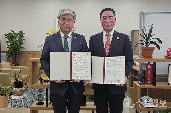 이원성 경기도체육회장(오른쪽)과 홍충선 경희대학교 학무부총장이 '경기도청 직장운동경기부 계약학과 운영 업무협약'을 체결한 뒤 기념촬영을 하고 있다. (사진=경기도체육회)