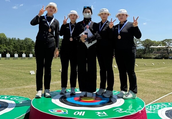 '제59회 전국남녀양궁종별선수권대회'에서 동메달을 획득한 여주시청 여자양궁부 선수들이 기념촬영을 하고 있다. (사진=여주시)