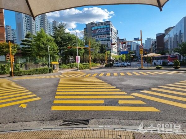 말끔히 정비된 초등학교 앞 노란색 횡단보도. (사진=수원시)
