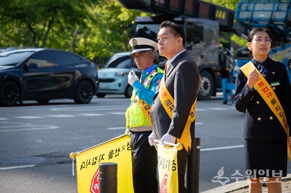 이재준 수원시장이 지난해 5월 10일 호매실동행정복지센터 앞 사거리에서 진행된 어린이 보행안전 캠페인에 참여하고 있다. (사진=수원시)