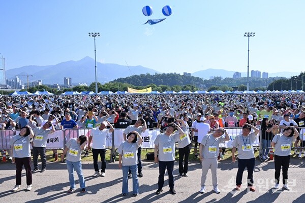 지난해 6월 열린 '제26회 양평이봉주마라톤대회에서 참가자들이 준비체조를 하고 있다. (사진=양평군)