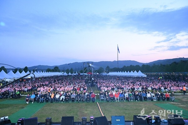 구리시 ‘2025 구리 유채꽃 축제’ 모습. 약 25만명(주최 측 추산)의 관람객이 찾는등 행사가 성황리에 마무리됐다. (사진=구리시) 