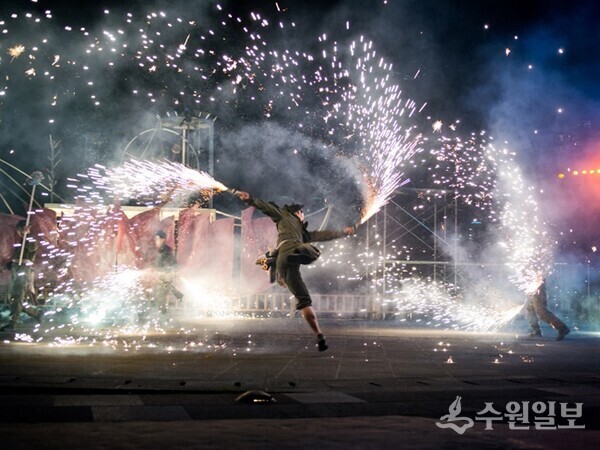 2025 수원연극축제의 메인공연인 ‘불의 정원’ 이미지.(사진=수원시)