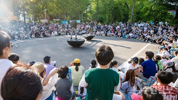 경기상상캠퍼스에서 시민들이 거리공연을 즐기고 있다.(사진=수원시)