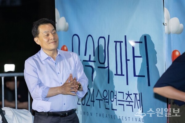 이재준 수원특례시장이 지난해 경기상상캠퍼스에서 열린 수원연극축제 현장을 둘러보고 있다.(사진=수원시)